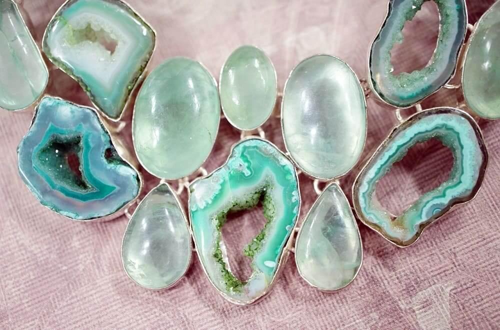 How Do the Size and Shape of Gemstones Affect Their Value in Jewelry?