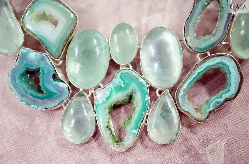 How Do the Size and Shape of Gemstones Affect Their Value in Jewelry?