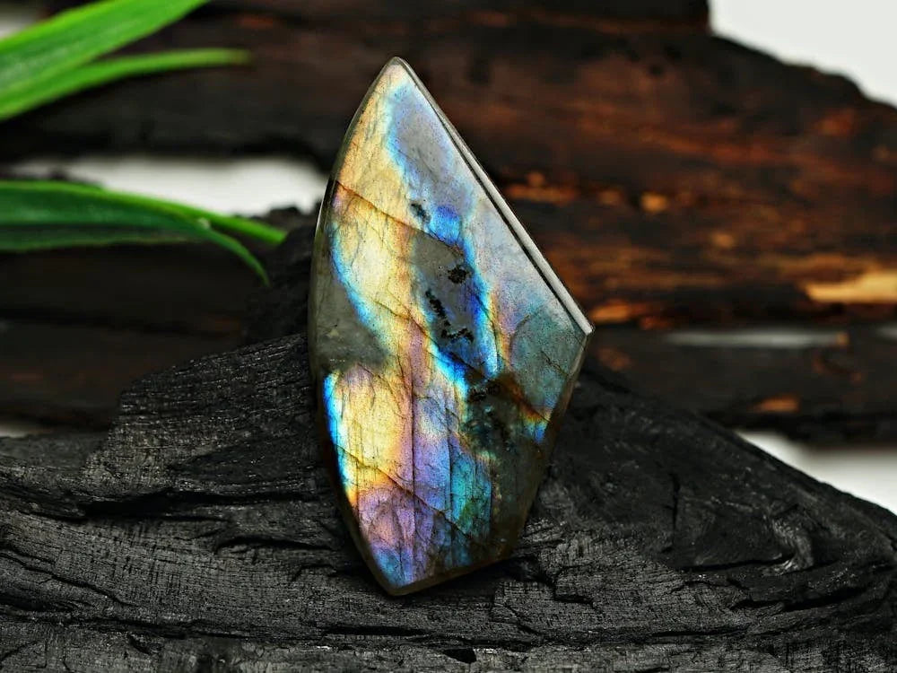 Labradorite: The Stone of Changing Colors and Its Enchanting Effect in Jewelry - GAIA