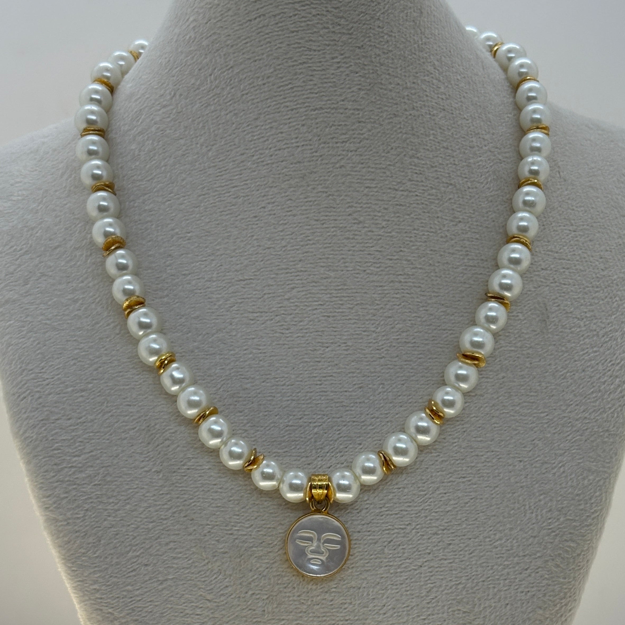 Collier de grosses perles en forme de verre blanc