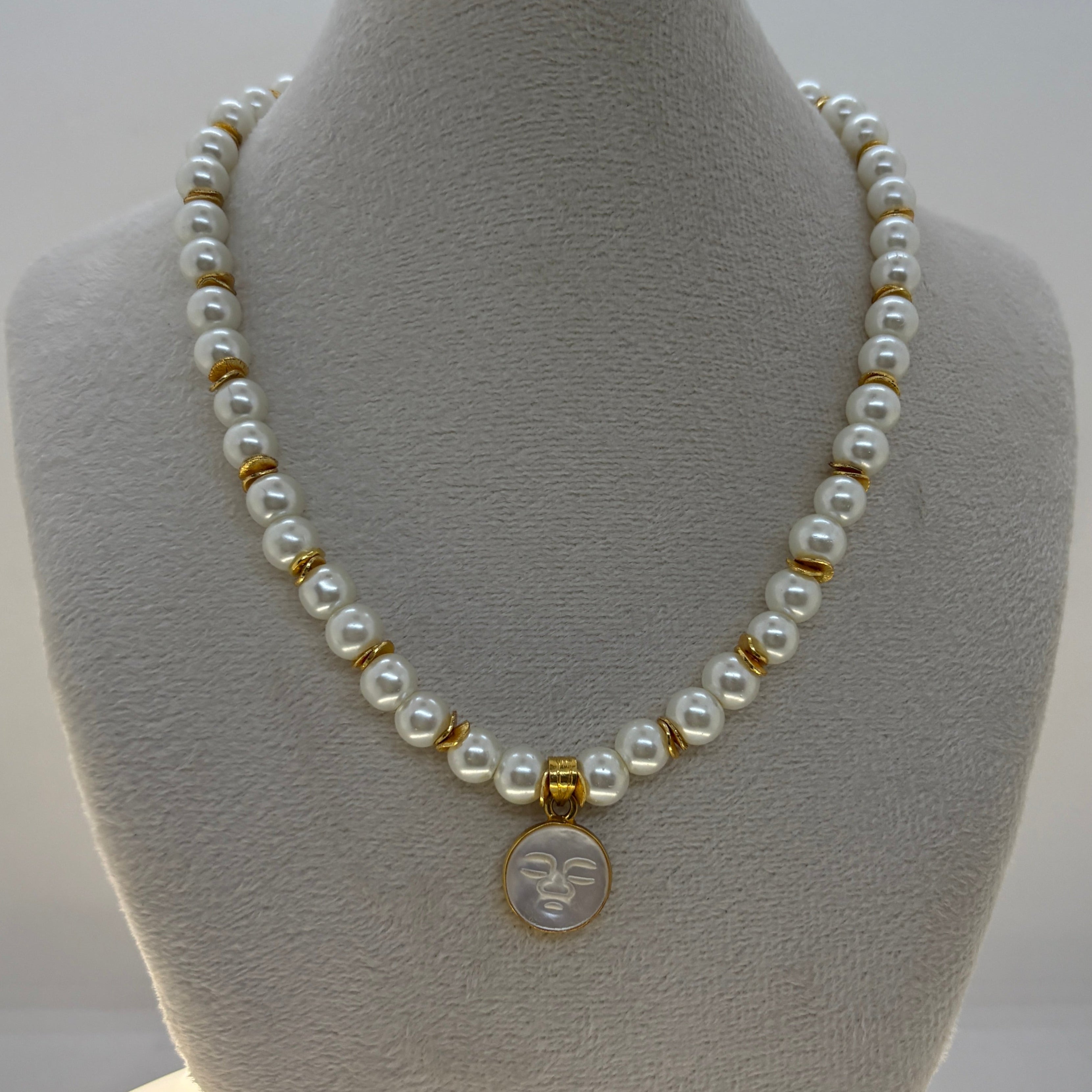 Collier de grosses perles en forme de verre blanc