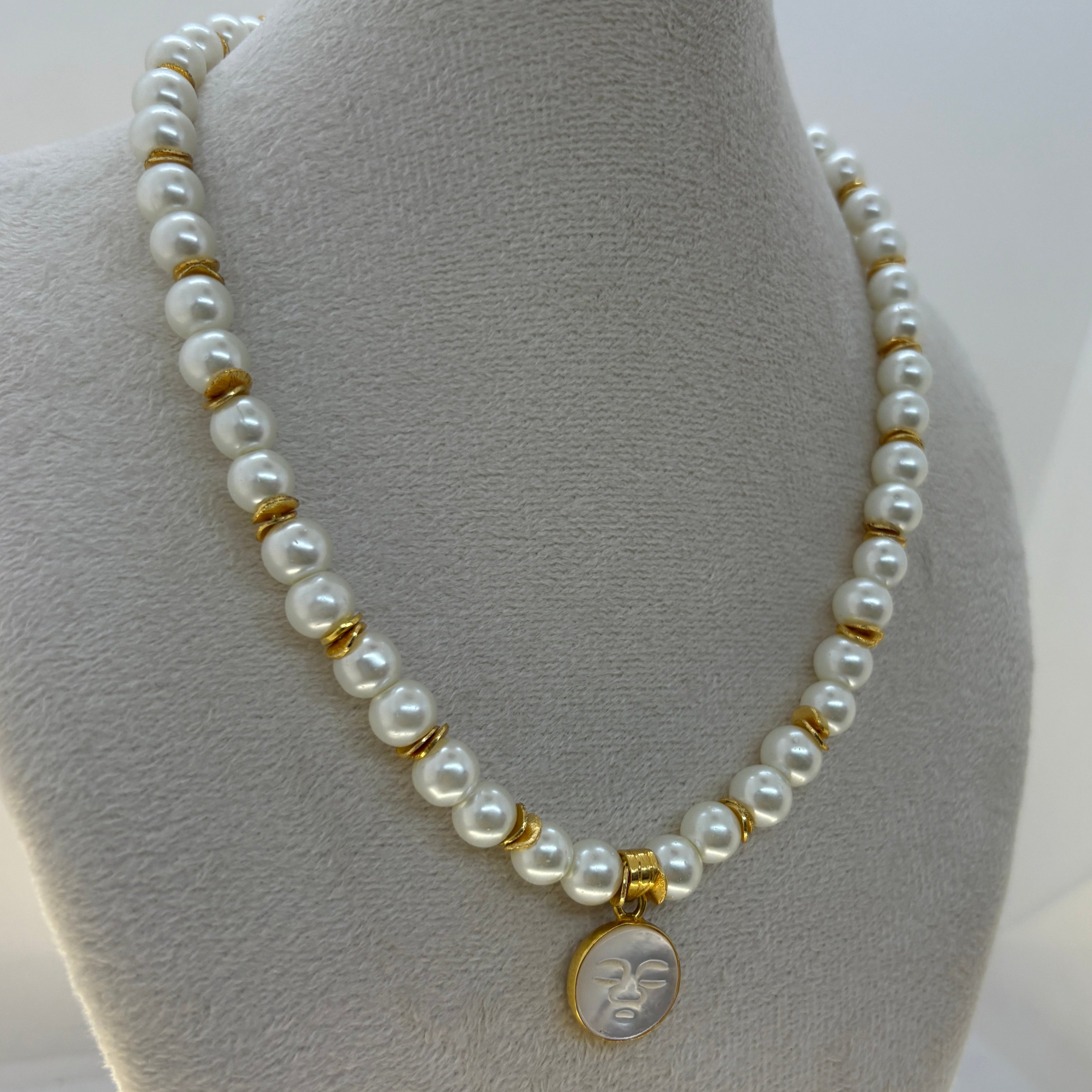 Collier de grosses perles en forme de verre blanc