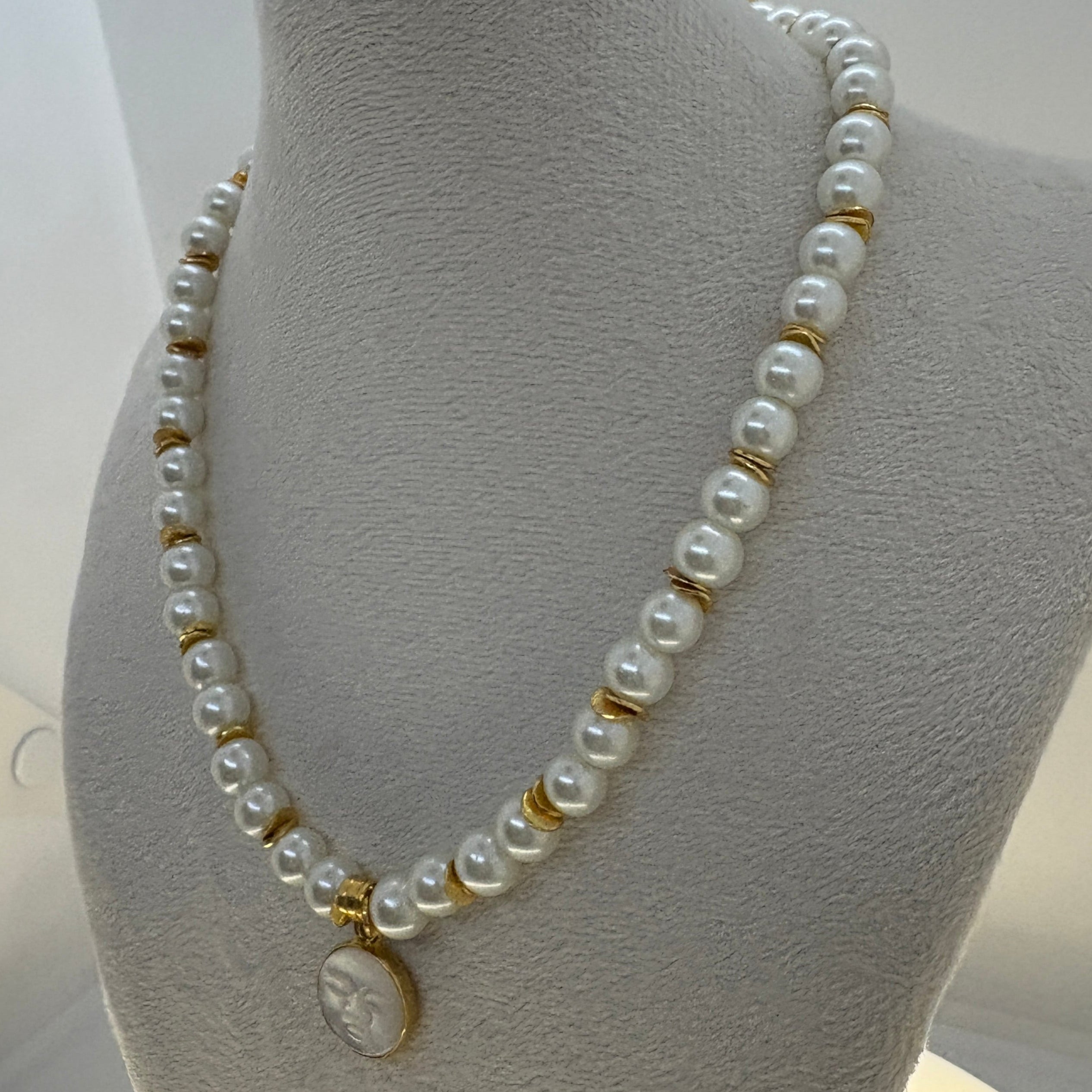 Collier de grosses perles en forme de verre blanc