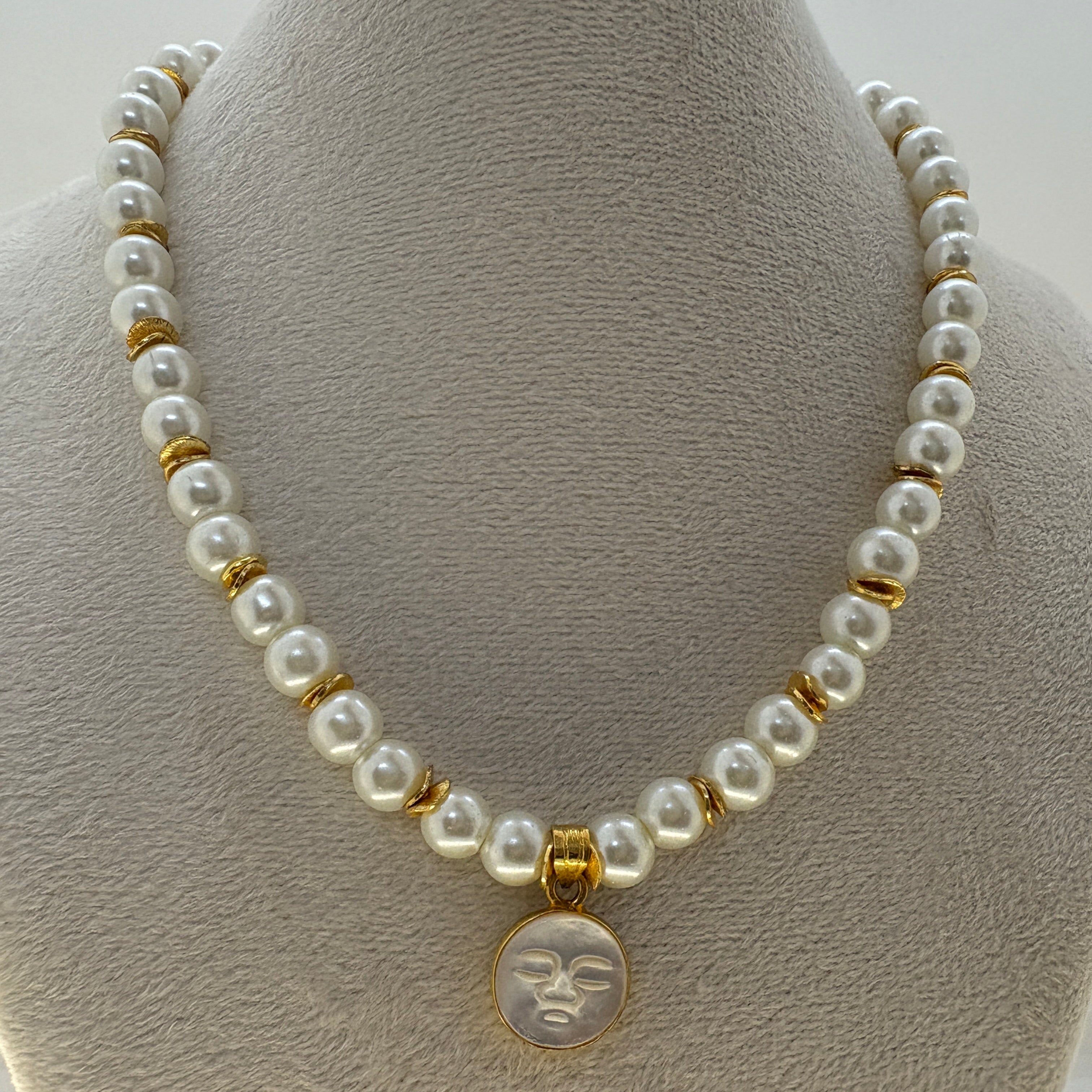 Collier de grosses perles en forme de verre blanc