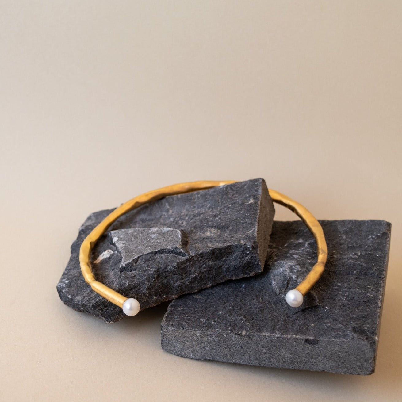 GOLD TONE PIPE WITH NATURAL PEARL - Necklaces - GAIA