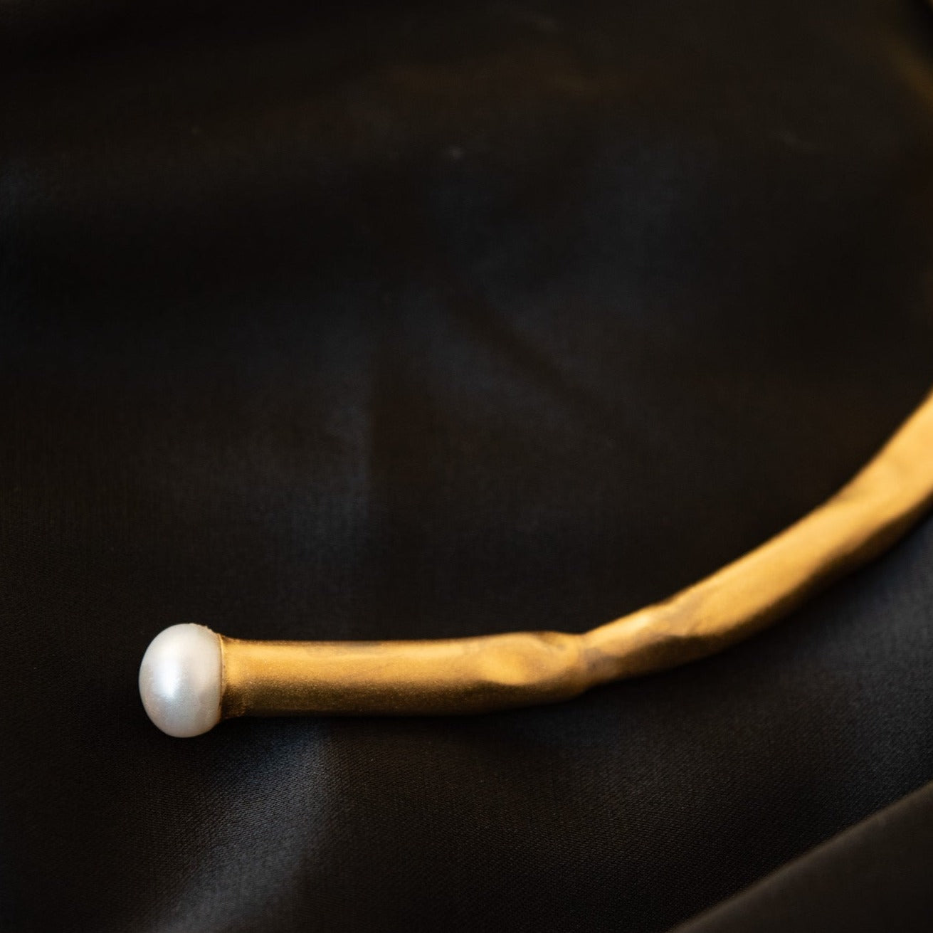 GOLD TONE PIPE WITH NATURAL PEARL - Necklaces - GAIA