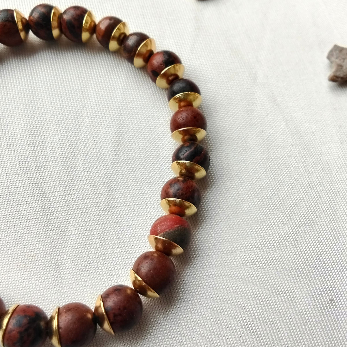 سوار من خشب الماهوجني