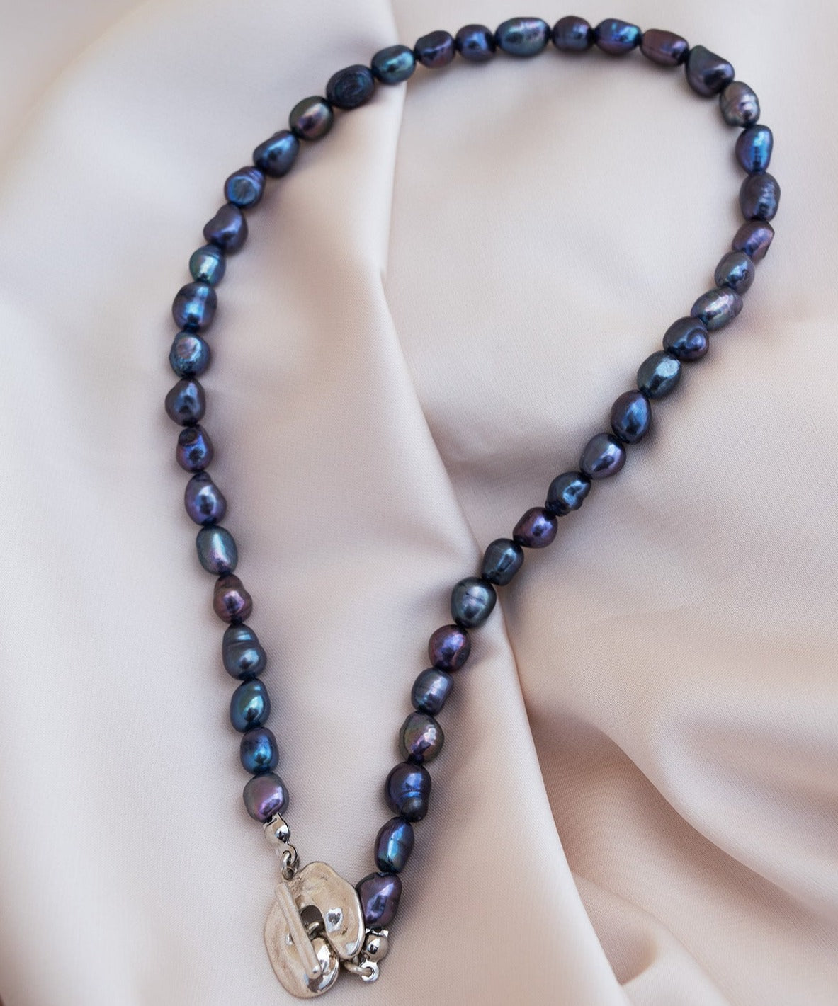 Black pearls are said to help stabilize emotions, particularly during times of stress, grief, or emotional turmoil. They are believed to have a calming effect on the mind, reducing anxiety and promoting a sense of inner peace. It looks luxurious and stunn