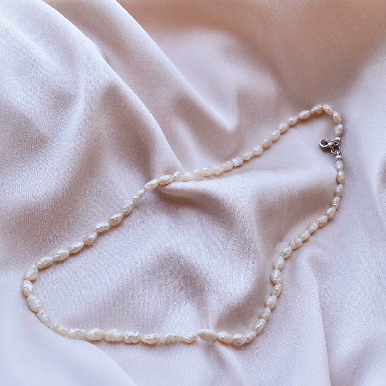 Graces with pearls necklace 